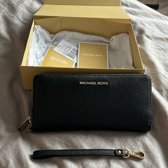 MICHAEL KORS CONTINENTAL WRISTLET - Picture 1 of 11